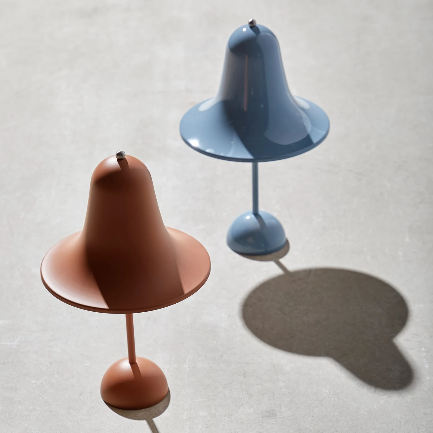 VERPAN Pantop Portable LED-Tischlampe Staubblau 3 VERPAN Pantop Portable LED-Tischlampe Staubblau – Bild 3