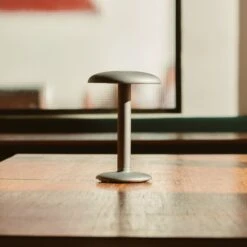 FLOS Gustave LED-Tischleuchte, Akku 927 Aluminium 7 FLOS Gustave LED-Tischleuchte, Akku 927 Aluminium -Paulmann Verkaufsgeschäft 10008971 3