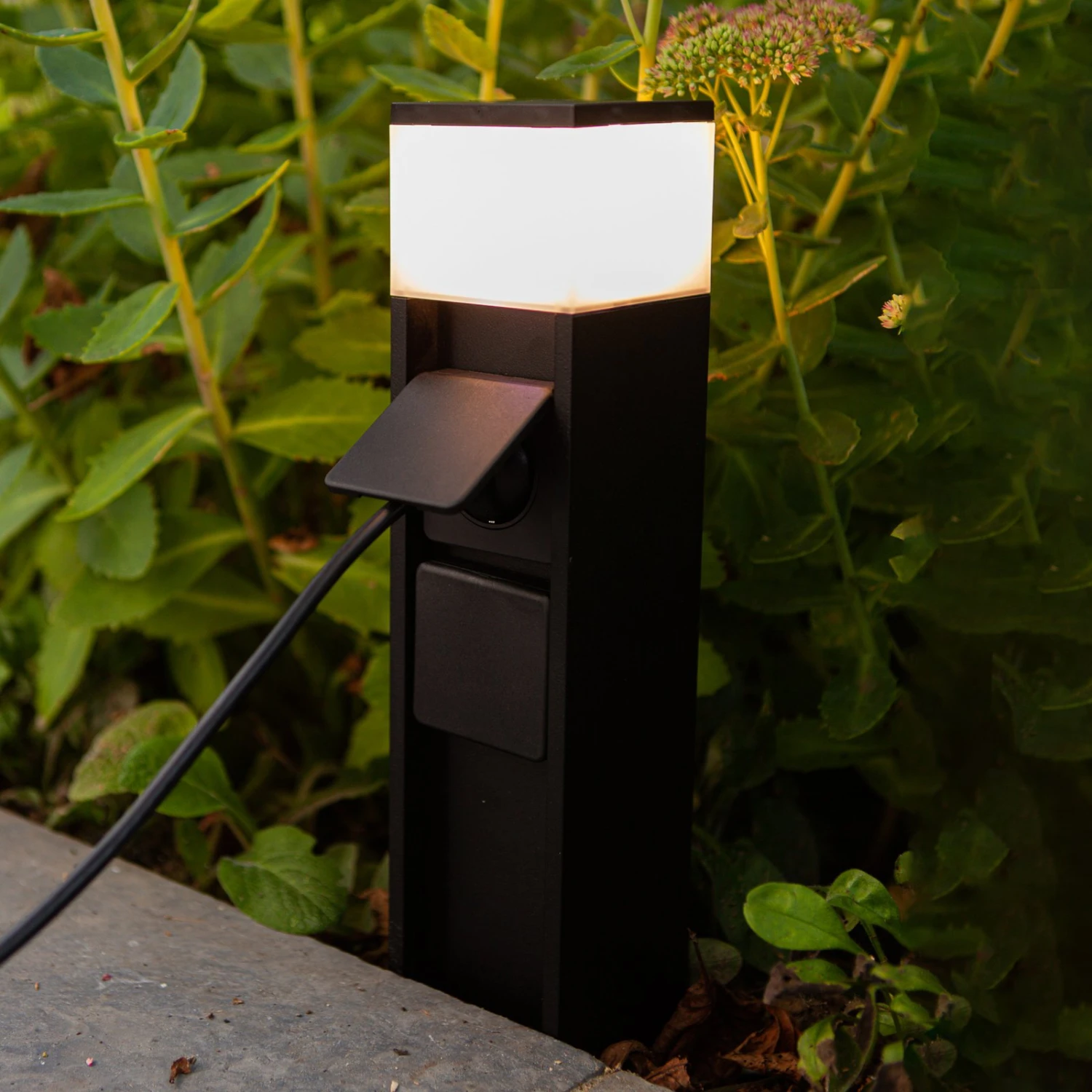 LED-Sockelleuchte Mains Mit Steckdosen 2 LED-Sockelleuchte Mains Mit Steckdosen – Bild 2