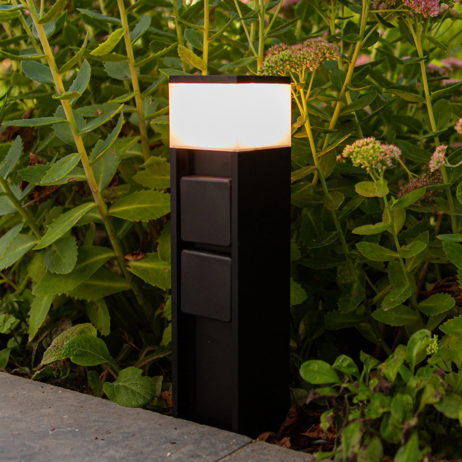 LED-Sockelleuchte Mains Mit Steckdosen 1 LED-Sockelleuchte Mains Mit Steckdosen