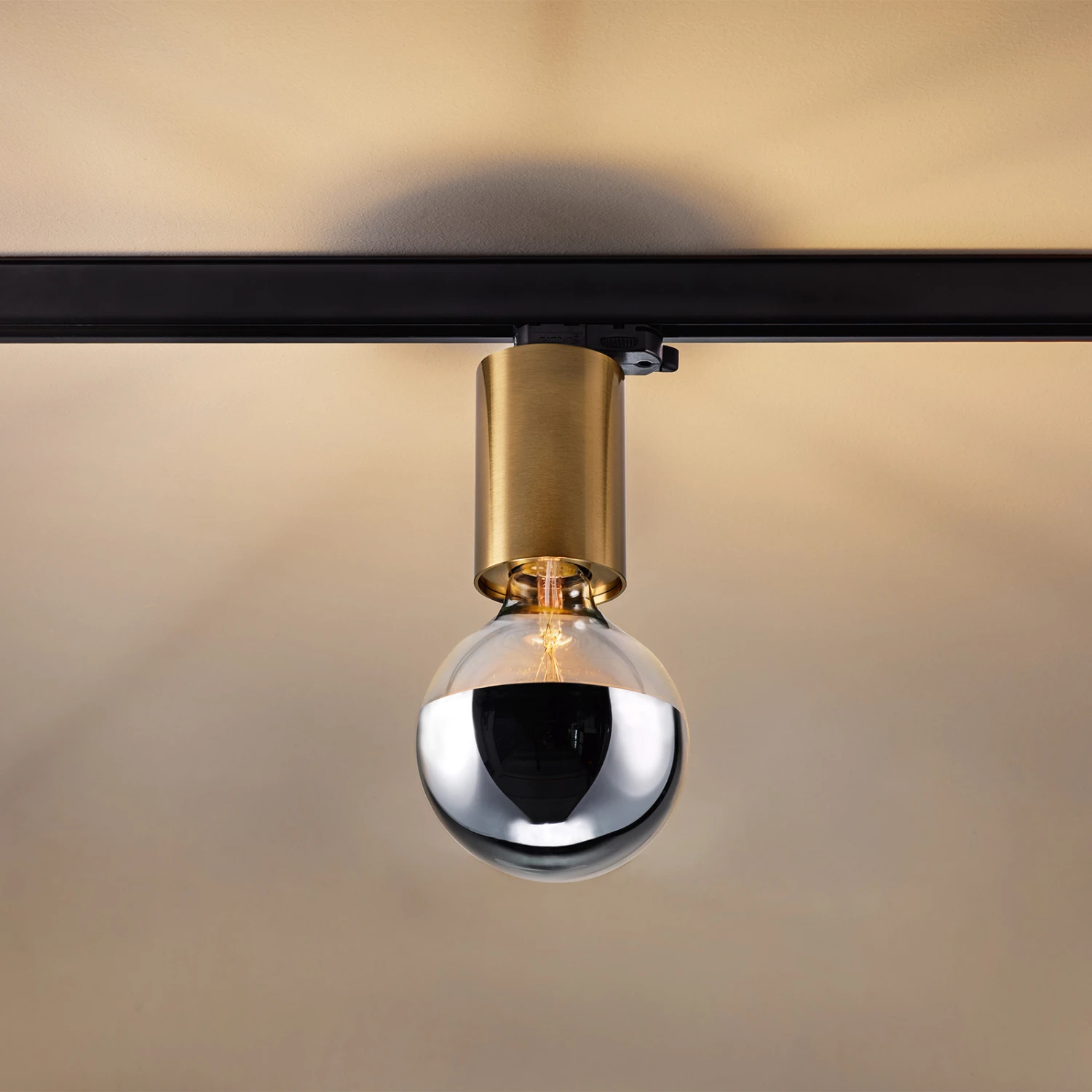 Egger Soho P3 Schienenleuchte E27-Fassung, Messing 1 Egger Soho P3 Schienenleuchte E27-Fassung, Messing