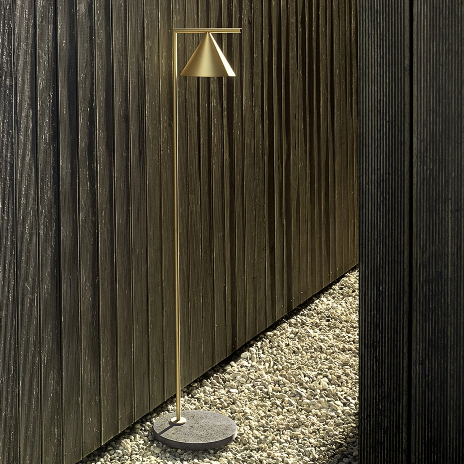 FLOS Captain Flint Stehleuchte 2.700K Messing/grau 2 FLOS Captain Flint Stehleuchte 2.700K Messing/grau – Bild 2