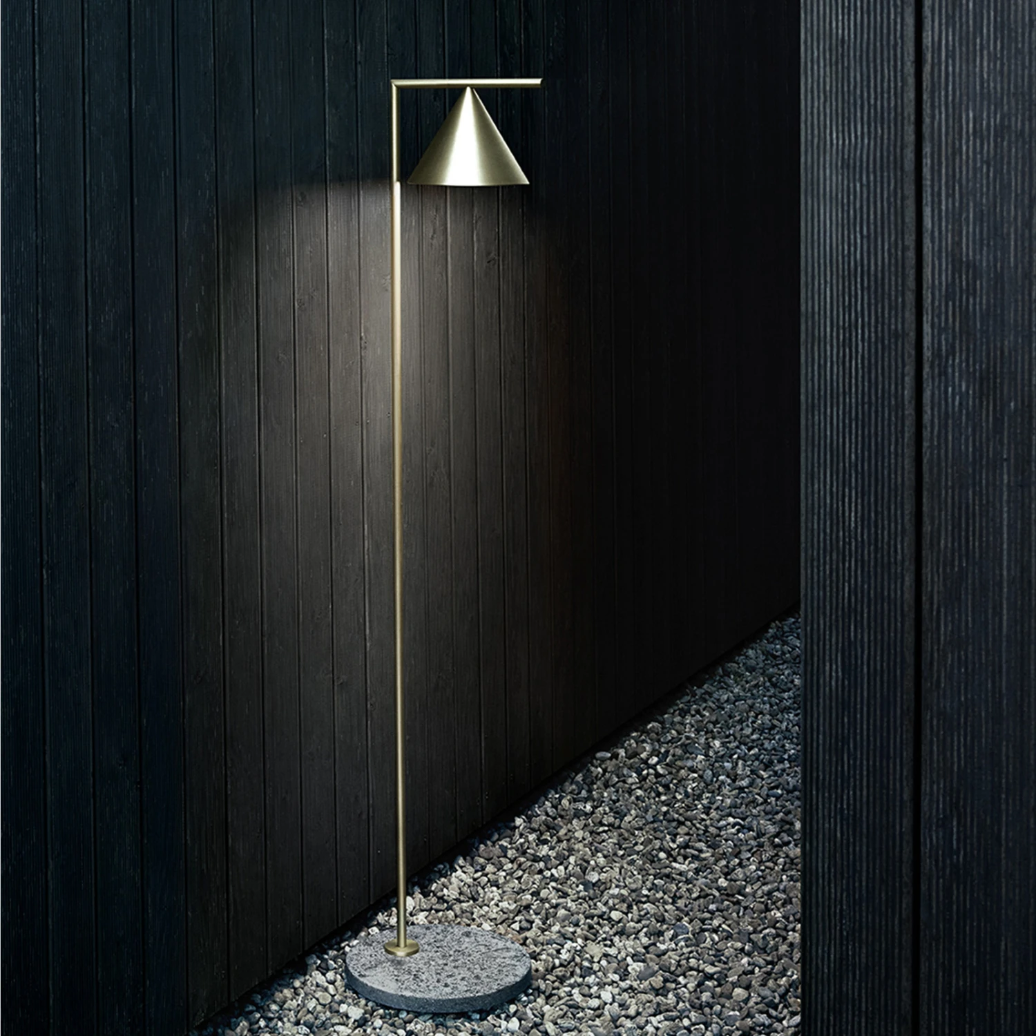 FLOS Captain Flint Stehleuchte 2.700K Messing/grau 3 FLOS Captain Flint Stehleuchte 2.700K Messing/grau – Bild 3