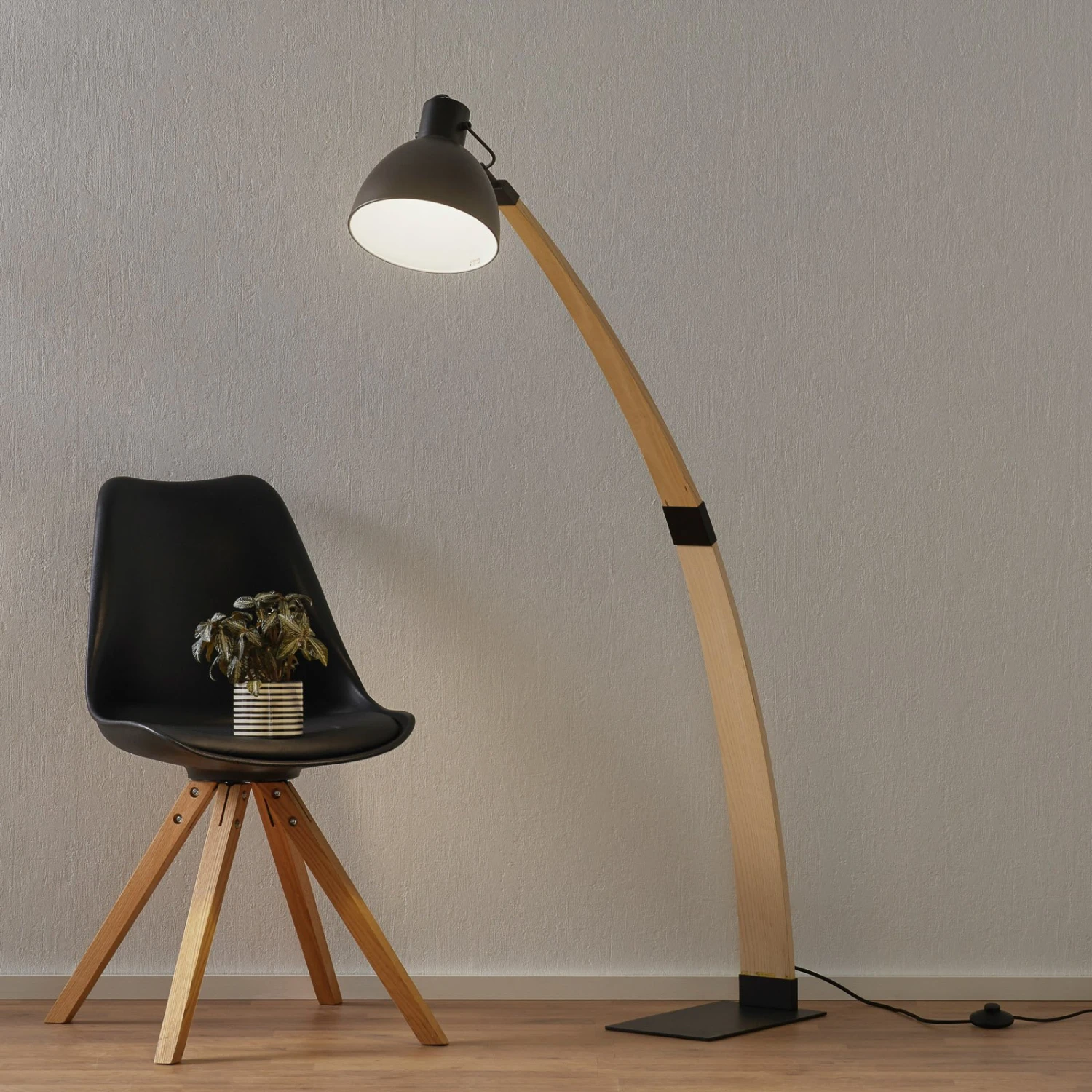 Flotte Stehleuchte Curf Mit Schwarzem Lampenschirm 1 Flotte Stehleuchte Curf Mit Schwarzem Lampenschirm