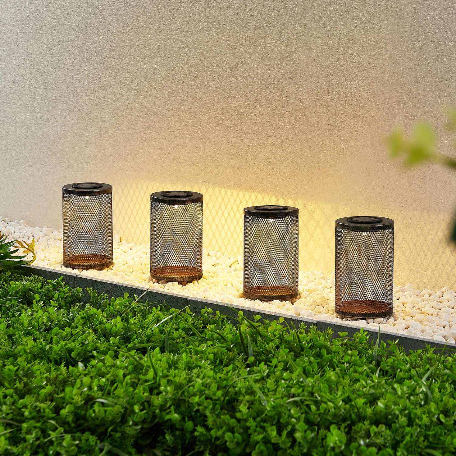 Lindby Wigand LED-Solarleuchte Erdspieß 4er-Pack 2 Lindby Wigand LED-Solarleuchte Erdspieß 4er-Pack – Bild 2