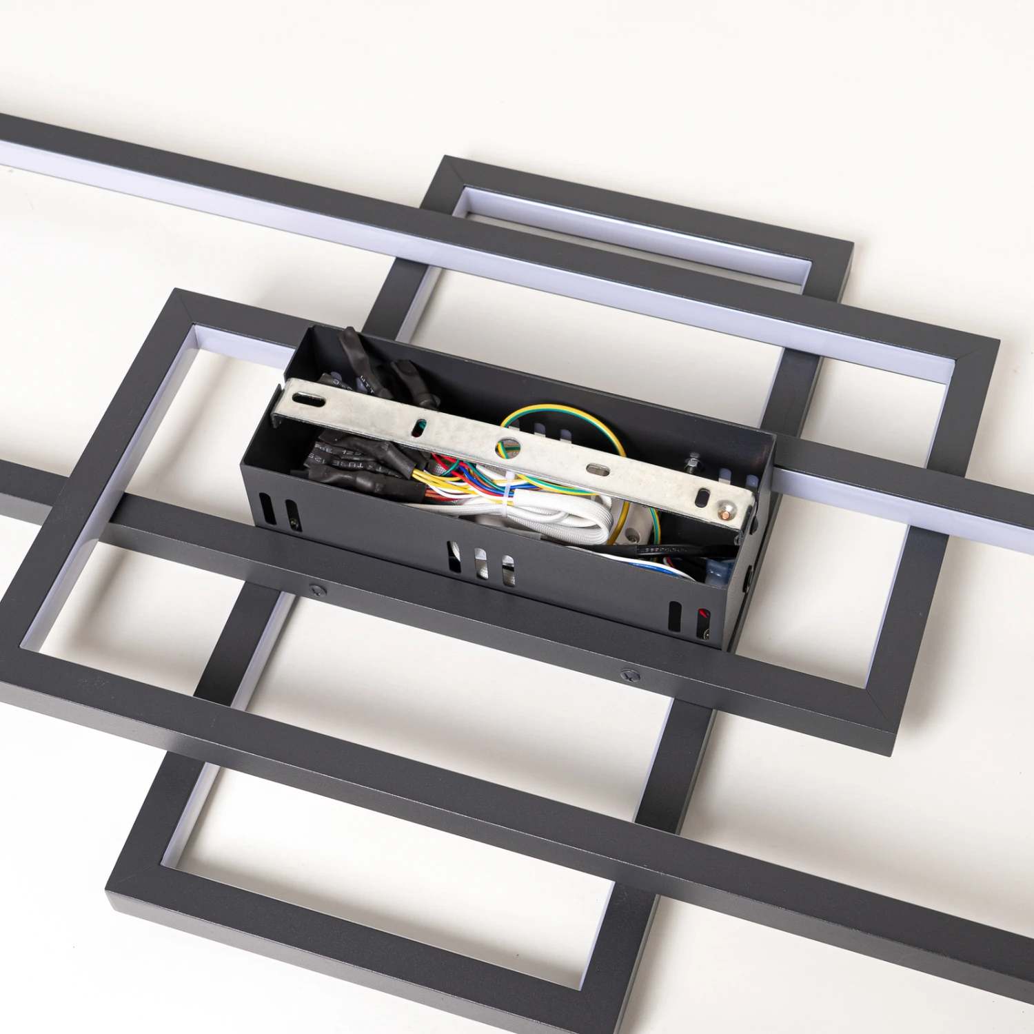 Lindby Manelia LED-Deckenlampe CCT, RGB, 104 Cm 9 Lindby Manelia LED-Deckenlampe CCT, RGB, 104 Cm – Bild 9