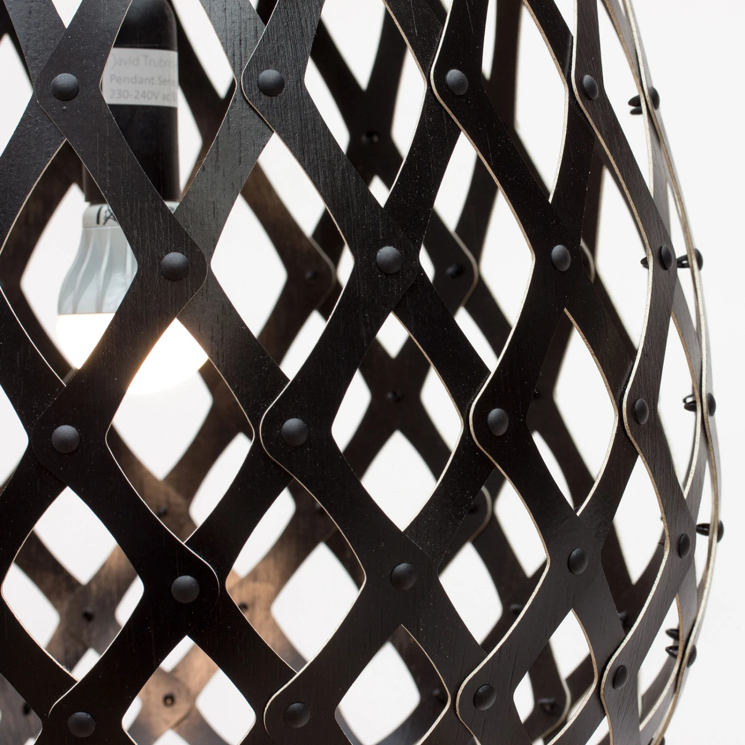 David Trubridge Koura Pendellampe 50 Cm Schwarz 3 David Trubridge Koura Pendellampe 50 Cm Schwarz – Bild 3