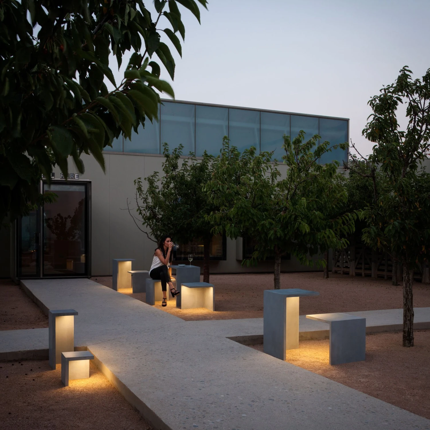 Vibia Empty 4130 Außenleuchte Aus Beton, 70 Cm 2 Vibia Empty 4130 Außenleuchte Aus Beton, 70 Cm – Bild 2