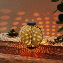 Lindby Lemark LED-Solarlaterne, Kugel, Tragbar 13 Lindby Lemark LED-Solarlaterne, Kugel, Tragbar -Paulmann Verkaufsgeschäft 9945519 2