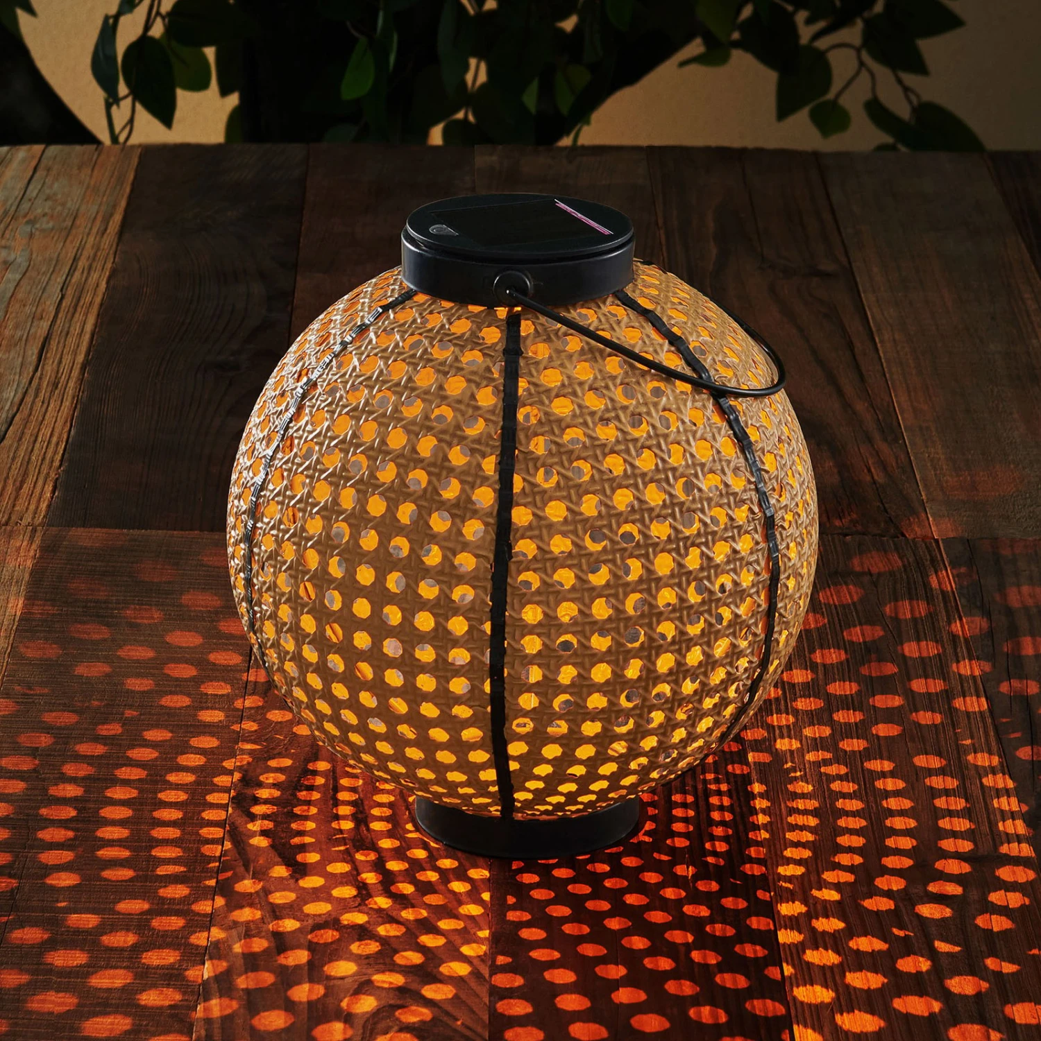 Lindby Lemark LED-Solarlaterne, Kugel, Tragbar 1 Lindby Lemark LED-Solarlaterne, Kugel, Tragbar